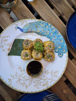 Kanom jeeb (pork dumplings)