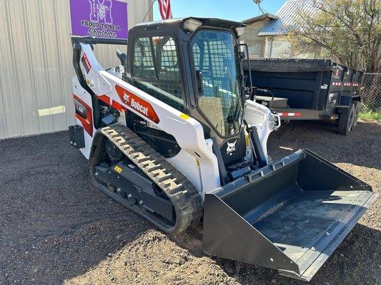 T66 TRACK SKID STEER ENCLOSED CAB, 74HP FOR RENT.