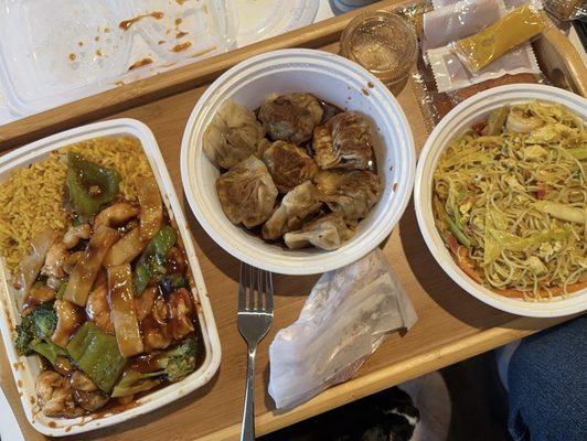 Chicken with garlic sauce combination plate / pan fried dumplings / Singapore mei fun