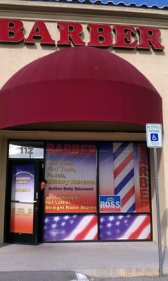 Lol, Efren poking his head out, trying to get in the pic