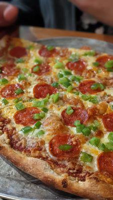 Pep and green pepper pizza