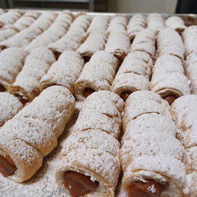 Puffed pastrie dough filled with dulce de leche