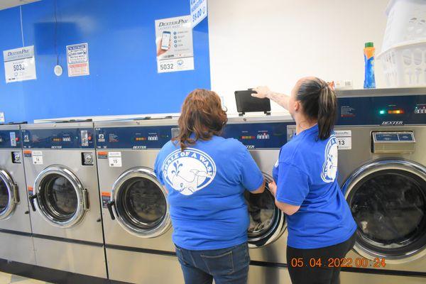 The employees deep cleaning the soap trays while I was doing laundry. Thank you!