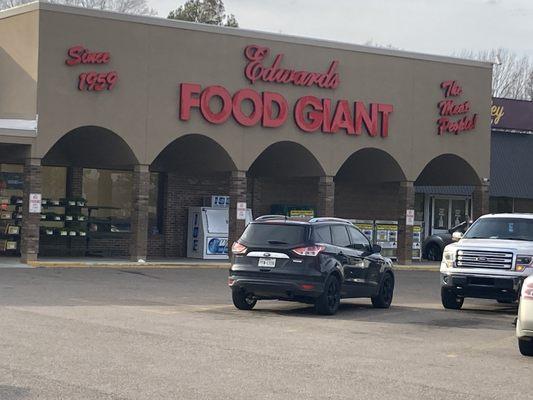 view of front of grocery store