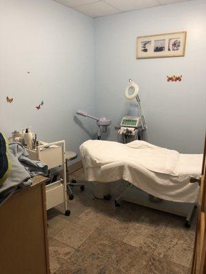 Room to do facials, eyelash extensions, or waxing