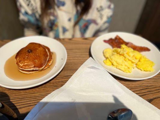 Underwhelming breakfast. Again, no effort in presentation.