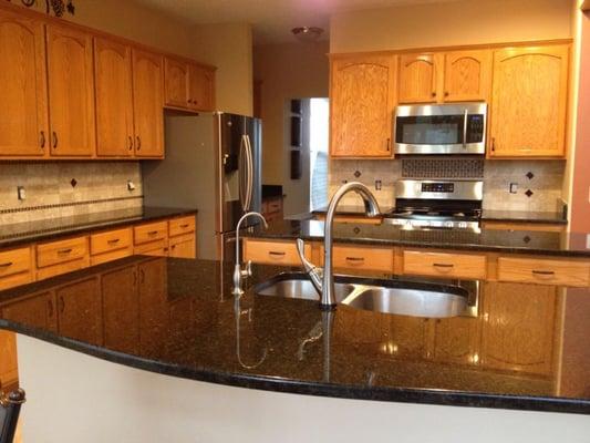 city granite
 10 colors granite $34.99 per sq ft Free estimate
 free sink with over 60 sq ft project
   call today ! 2166885154