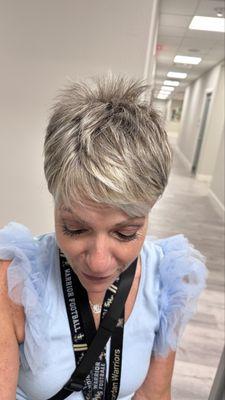 Short hair blonde hilights