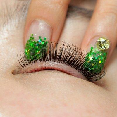 Apply one by one. 1mm~2mm away from the root. Healthy extension.