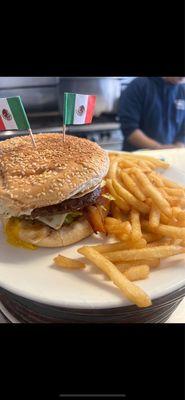 Hamburguesa médium well estilo mexico