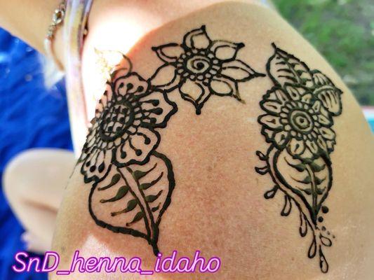 Henna design done on shoulder.