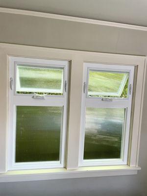 Narrow reed awning window