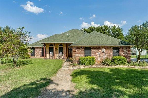 8.4 Beautiful acres in Peaster ISD! Immaculate 3 bed 2 bath home with 4-stall barn, breaking round pen and more! https://goo.gl/ryxkkh