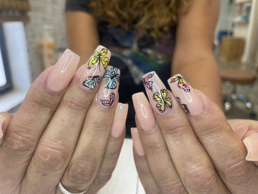 I specialize in Hand drawn designs, rhinestones/ big bling, 3D art, acrylic sets, structure gel sets, and more!