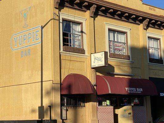 Yuppie Bar