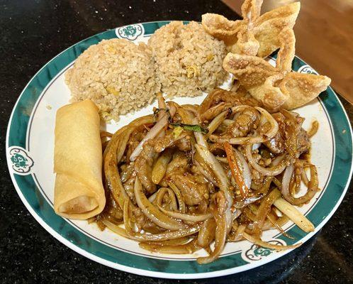 Mongolian Beef lunch w Vegetable Egg Roll, Fried Tice, cream cheese ragoon. Soup included.