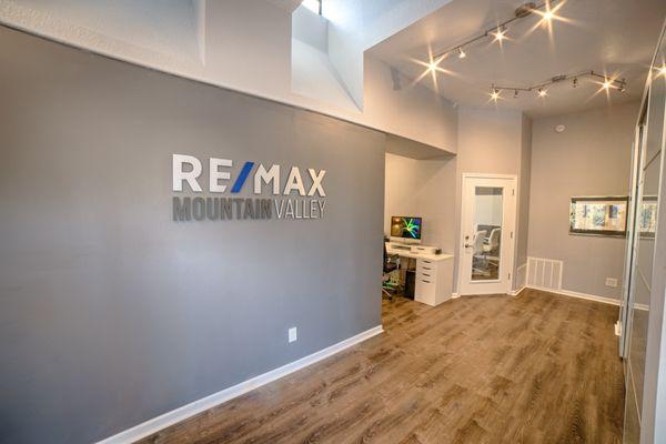 RE/MAX Mountain Valley
Office Entry