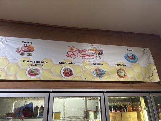 También sirven riquísimo menudo. Y tortillas hechas a mano.