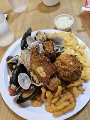 Variety platter. Hush puppies were terrible, crab cakes not much better.