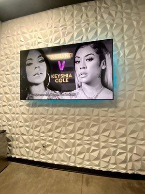 Very trendy office! It gives me the early 2000s hip-hop vibes!