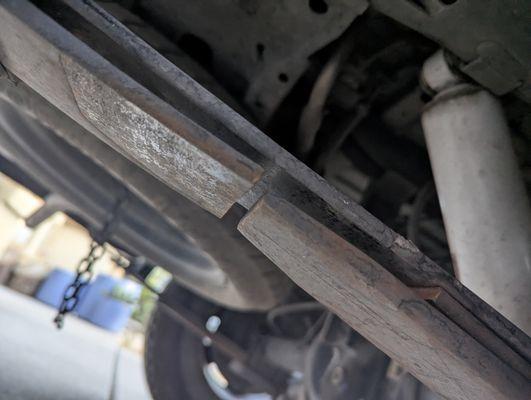 Broken middle spring in front of the axle.