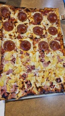 14 inch pizza with half pineapple and ham and half pepperoni. it was delicious. Our server Anna was very nice and attentive.