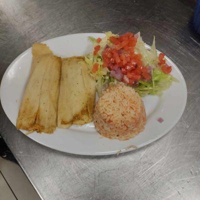 Red and green tamales plate
Tamales rojo y Verde con arroz