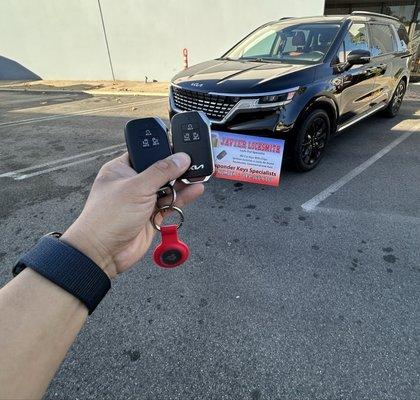 2022 Kia Carnival OEM smart key provided and programmed.