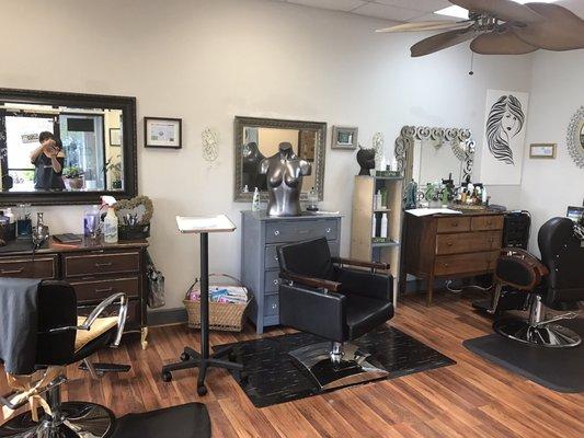 Available Station for Rent 500$ full time 350$ part time.