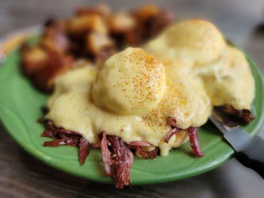 Corned beef benedict