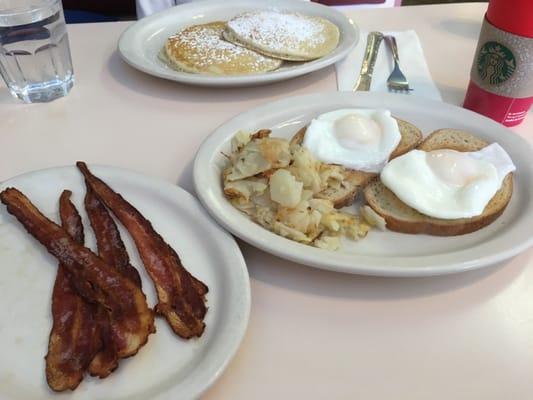 Poached eggs on toast with bacon