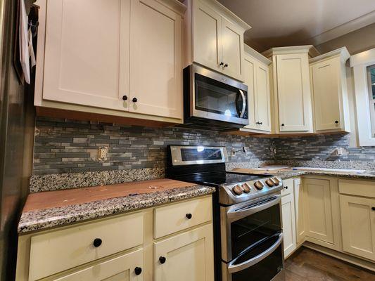 Sunshine Tiles LLC offers expert kitchen and bathroom tile installation throughout Walton and Bay County, Florida. Specializing in stunning