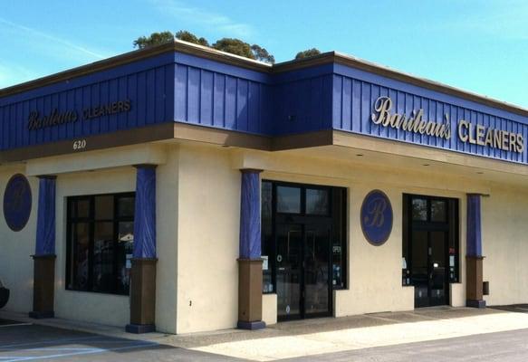 Bariteau's Dry Cleaners logo