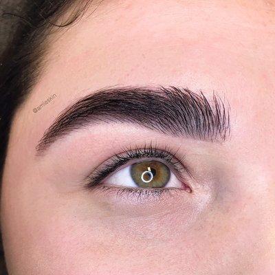 Bold, natural brows. Brow shape & tint!