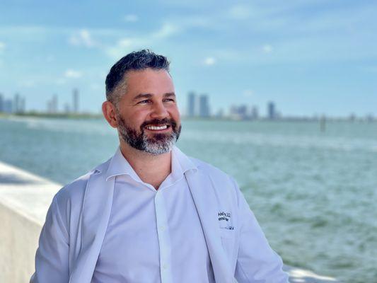 Dr. Luis A. Perez is happy to offer free initial consultations in English, Spanish, and Portuguese.