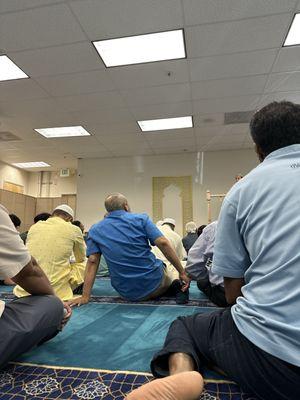 Very nice and warm masjid, the prayer started on time and inside is so clean.