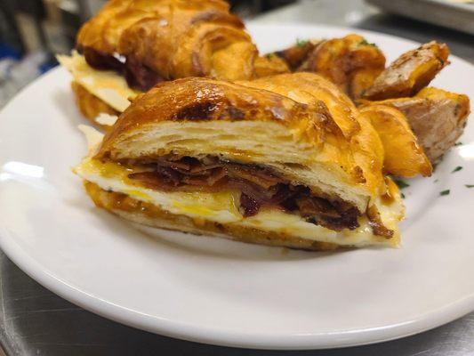 CROISSANT BREAKFAST SANDWICHES
fresh baked croissant, local farm eggs & vegetables
choice of fresh fruit or breakfast potatoes, chipotle