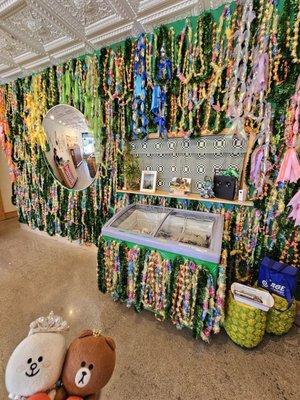 All kinds of lei...