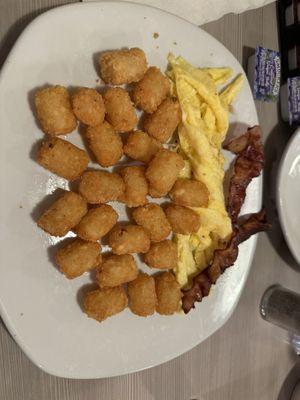 Eggs, bacon & tater tots