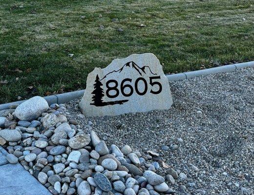 Small 23x14 rock with tree & mountain motif