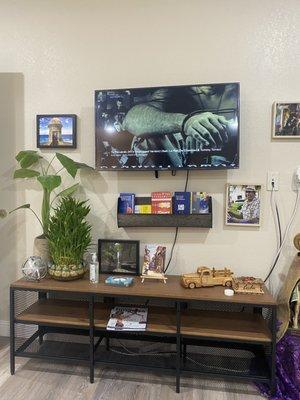 Very nice waiting room, always playing good music