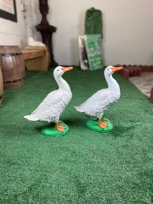 2 gooses statue