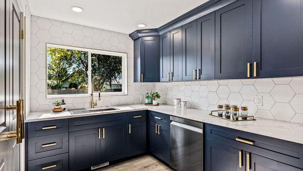 Quartz kitchen  countertop with navy blue kitchen cabinets.