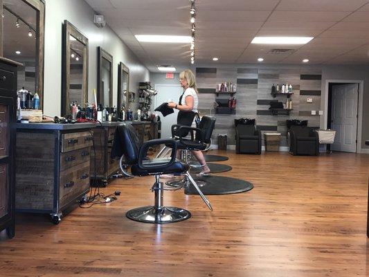 Excellent boutique salon! The stylists will take great care of you and deliver excellent service! 10/10