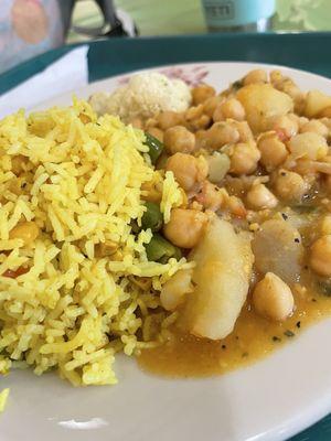 Vegetarian main dish- chickpeas, Indian rice and roasted cauliflower