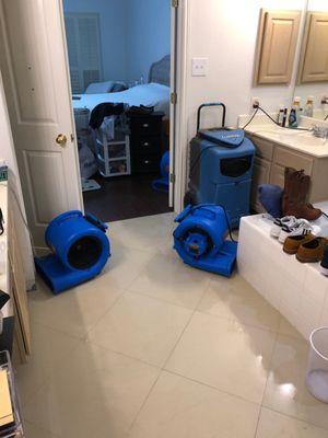 Drying a bathroom affected by water, pipe failure.