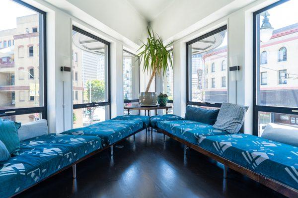 Working cove surrounded by natural light during the day and city lights in the evening.