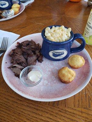 Brisket with mac and cheese, corn bread bread.