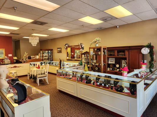 Beautiful Showroom. Large inventory!!