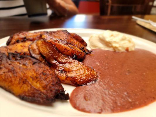 Plátanos con frijoles y crema. (Plantains with beans and sour cream)